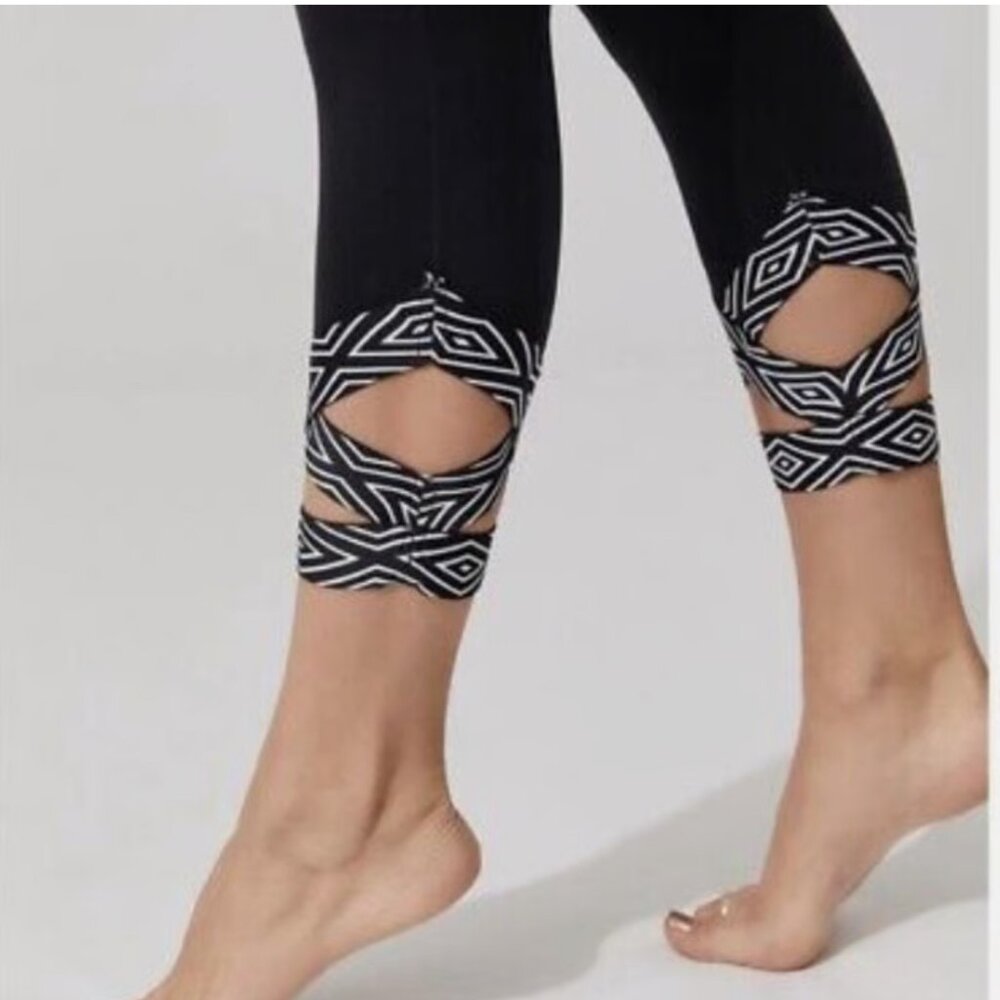 Beyond Yoga Black Leggings Badlands High Waisted Strappy Size Small